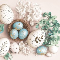 Velikonoční ubrousky Daisy L - White and Blue Eggs with Hydrangea - SD_WL_012201